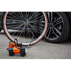 Pump'in ONE - Mini-compresseur avec lampe et accessoires.  Alimentation 12V allume-cigare.