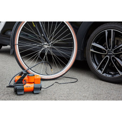 Pump'in TWIN - Mini-compresseur 12V bi-moteur avec accessoires. Alimentation 12V allume-cigare.